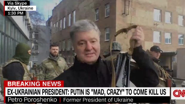 VIDEO | Fostul președinte ucrainean Petro Poroșenko, în stradă cu un Kalașnikov: „Putin a declarat război întregii lumi”