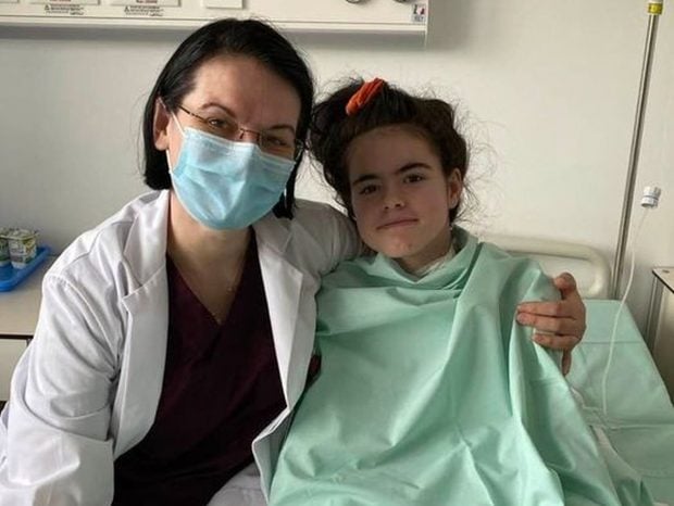 Fetița de 13 ani călcată de tren în Bacău, externată după patru operații majore. Medicii i-au salvat piciorul amputat