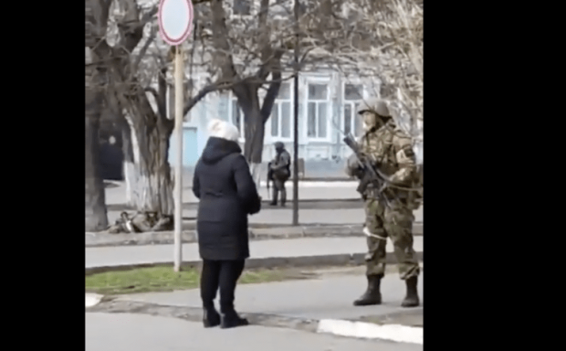 VIDEO | Cum a înfruntat o ucraineancă un soldat rus înarmat: „Ce naiba faceți pe pământul nostru? Sunteți ocupanți. Sunteți dușmani”