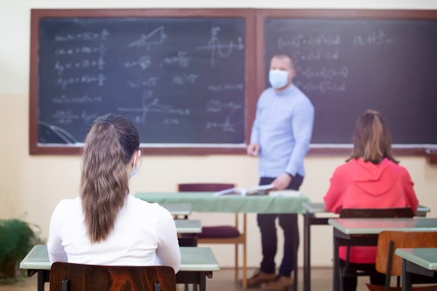 50 de lei sau 5 kg de pește, mita unui profesor din Mureș pentru o notă de trecere. Cadrul didactic, descoperit cu tulburări paranoide