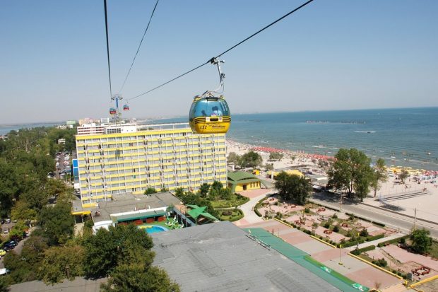 Hotelierii speră să-i țină pe români în țară, chiar dacă au crescut prețurile cu 20% și restricțiile de călătorie dispar. „Pot face o vacanță interesantă și la noi”