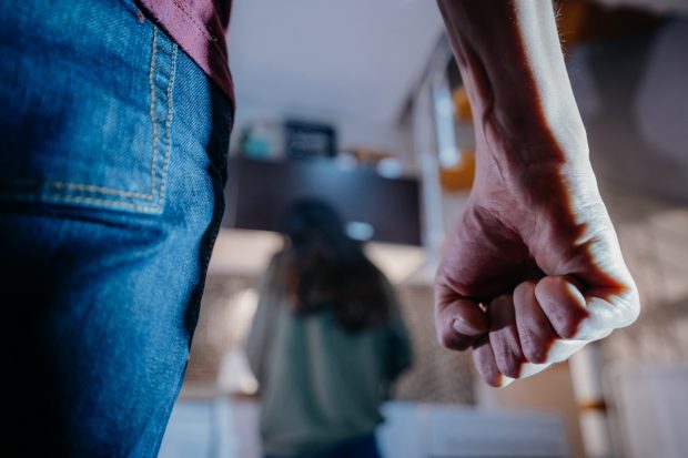 Cum a scăzut violența domestică în Republica Moldova după ce au fost introduse brățările electronice. „S-a diminuat rata de recidivă de la 70% la 19%”