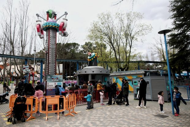 13 oameni răniți după ce acoperișul unei săli dintr-un parc de distracții s-a prăbușit, în Spania
