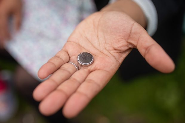 Un bebeluș de un an a murit după ce a înghițit bateria cât o pastilă dintr-o jucărie, în Scoția