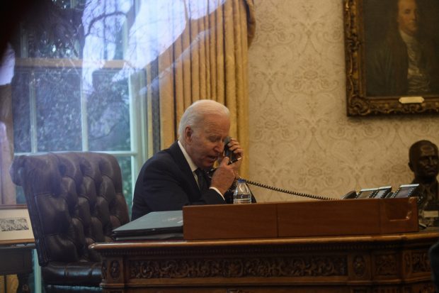 Biden le-ar fi spus aliaților europeni, inclusiv lui Iohannis, că Putin e decis să invadeze Ucraina, iar un atac e posibil în câteva zile