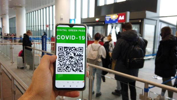 Comisia Europeană cere extinderea cu un an a utilizării certificatului verde pentru călătorii în blocul comunitar