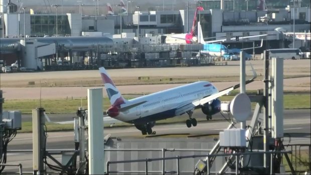 Aterizare dificilă pe aeroportul din Londra din cauza vântului. După ce a atins pista de câteva ori, avionul a decolat din nou
