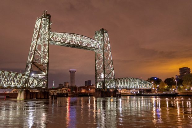 Rotterdam demontează un pod istoric ca să facă loc iahtului lui Jeff Bezos, în valoare de 430 de milioane de euro