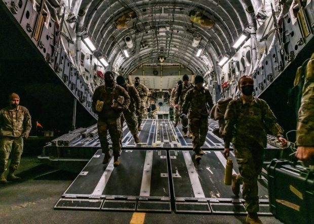 NATO ia în calcul să desfășoare noi grupuri de luptă în estul Europei, care ar putea fi coordonate din România