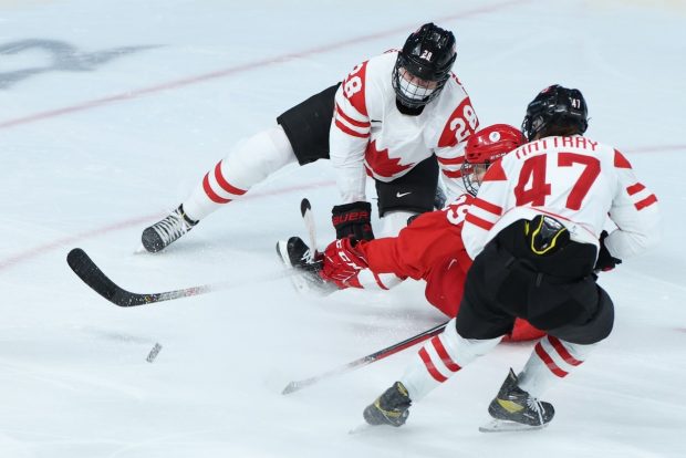 Hochei cu mască sanitară pe față, între canadience și rusoaice, la Olimpiadă. De ce s-a luat această măsură