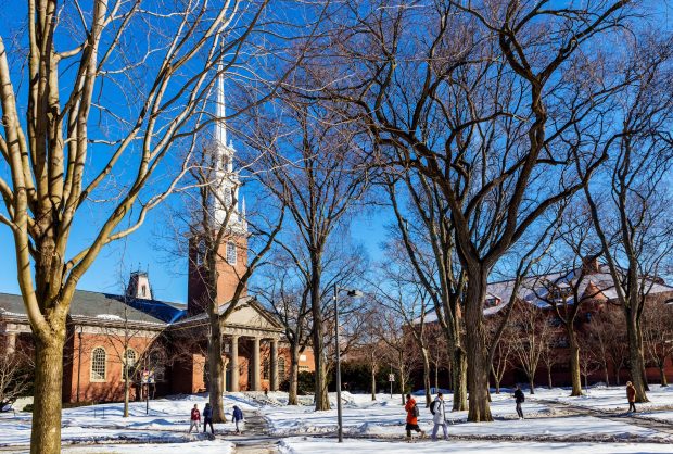 Trei studente dau în judecată Universitatea Harvard, din cauza unui profesor pe care îl acuză de hărțuire sexuală
