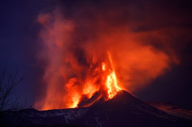 Vulcanul Etna a erupt. Imagini spectaculoase cu exploziile de lavă