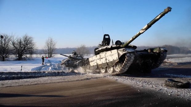 Imagini impresionante filmate în Ucraina. Un bărbat se pune în fața vehiculelor militare rusești, în încercarea de a opri înaintarea invadatorilor