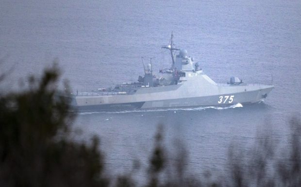 MApN: O navă militară a Rusiei aflată lângă Zona Economică a României deviază sau oprește toate navele comerciale care merg spre Ucraina