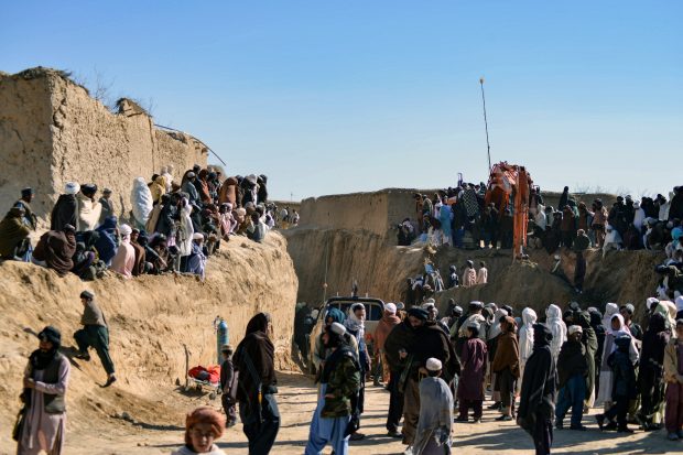 Băiețelul din Afganistan blocat de marți într-un puț a murit înainte să ajungă salvatorii la el