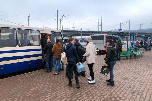 Ucrainenii fug din calea războiului. Evacuare generală în Luhansk