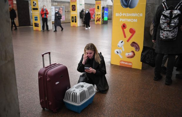 Haosul din Ucraina, în imagini sfâșietoare. Bărbat din Kiev: „Îmi scot nepotul din oraș și mă întorc să lupt”