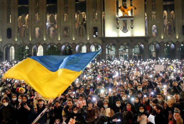 Cine suferă nu uită. Demonstrație de masă la Tbilisi, în Georgia, în favoarea Ucrainei și împotriva agresiunii Rusiei