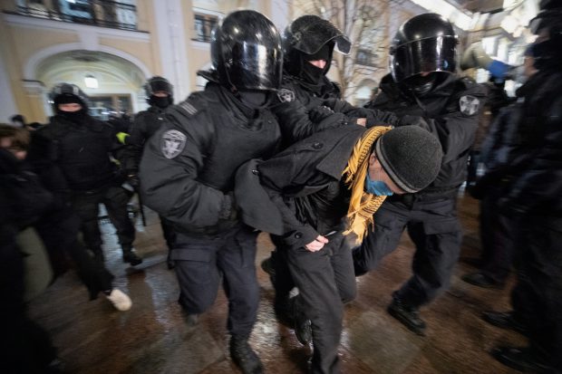Tot mai mulți ruși sparg zidul tăcerii. Profesor de la St. Petersburg pentru Libertatea: „Suntem conduși de un om care și-a pierdut mințile. Putin ne poate cupla la internetul suveran, cum îi zice el”
