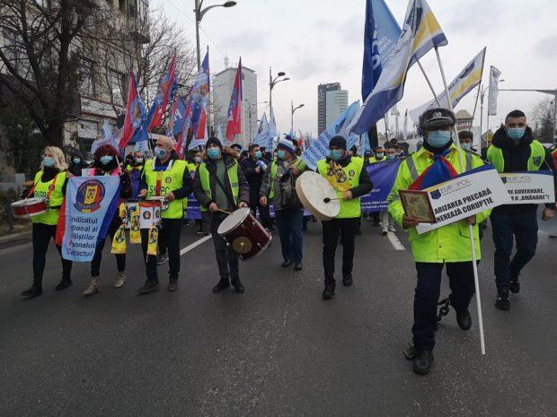 Peste 2.000 de polițiști protestează în fața Parlamentului pentru condițiile de muncă