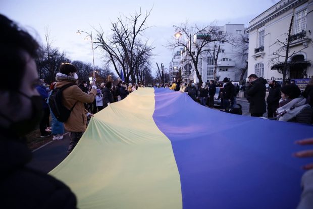 Românii, solidari cu Ucraina. „Împreună suntem mai puternici” și „Putin, asasin”, în fața ambasadelor Ucrainei și Rusiei
