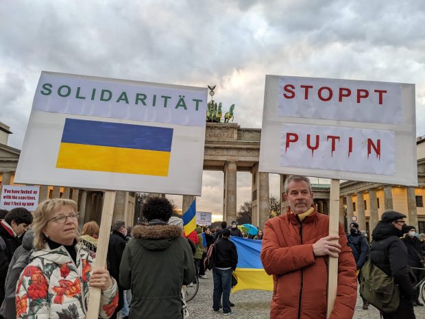 Corespondență de la Berlin din a doua zi a invaziei ruse în Ucraina. Rețineri la sancțiuni, dar declarații ferme: „Putin nu va câștiga”