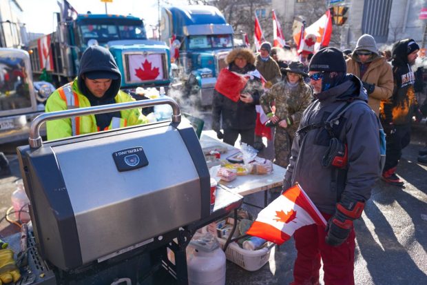 Camionagiii care protestează la Ottawa au parte de saună, tunsori sau mese calde în tabăra din care nu sunt dispuși să plece curând