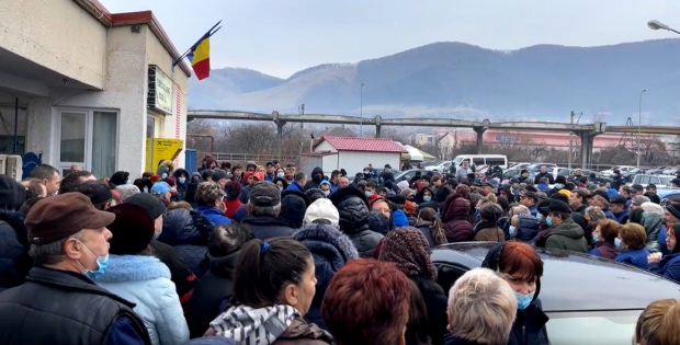 Angajații fabricilor de arme și muniție din Cugir și-au unit protestele. Care sunt revendicările