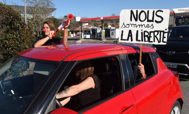 Franța interzice intrarea „convoaielor libertății” în Paris. Ce riscă cei care încalcă dispoziția