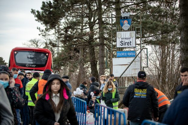 Interviu cu unul dintre voluntarii de la vama Siret. „Corturile pentru refugiați apar la televizor, dar noi nu le-am văzut fizic. Poate le țin ascunse undeva prin oraș”