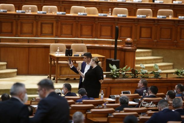 Noul regulament din Camera Deputaților, după incidentul cu George Simion: fără gesturi agresive, fără bannere și live doar în anumite condiții