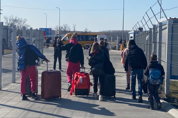 Reportaj de la vama Isaccea. Lungul exod al copiilor, al femeilor și-al celor ce-și permit să fugă din Ucraina spre Germania sau Austria