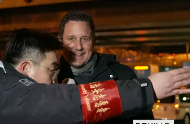 Reporter olandez, îndepărtat cu forța în timp ce transmitea în direct de la Jocurile Olimpice