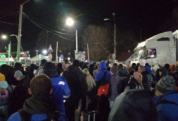 Români blocaţi în Vama Siret, partea ucraineană: „Răbdăm de foame, de frig”. Premierul Ciucă: Situația s-a rezolvat
