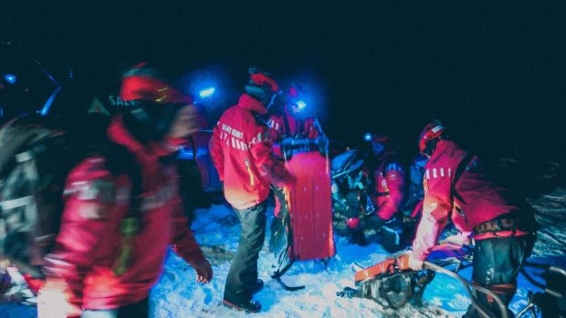 Un turist în stare gravă, salvat de pe Ceahlău după o intervenţie de şase ore a salvamontiştilor