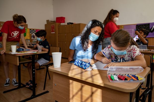 Părinții acuză profesorii că au devenit mai exigenți după ce au revenit la școala față în față. „Notele mari se dau mult mai greu sau nu se mai dau deloc”