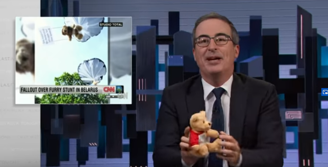 EXCLUSIV. John Oliver, unul dintre cele mai combative staruri mondiale, mărturisește cum l-a transformat relația cu copiii săi, prin „multă bucurie necomplicată”