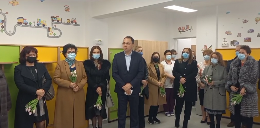 Aflați la cursuri online, copiii de la o grădiniță din Focșani au fost aduși să recite la inaugurarea clădirii, în fața primarului