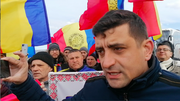 Reportaj din autocarul AUR de la Constanța la București. Cântece patriotice și discuții despre război: „Să vină rușii, să-l dea jos pe Iohannis”