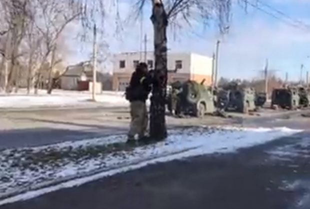VIDEO. Scene de război pe stradă. Momentul în care voluntarii ucrainenii trag în militarii ruși ascunși într-o școală din Harkov