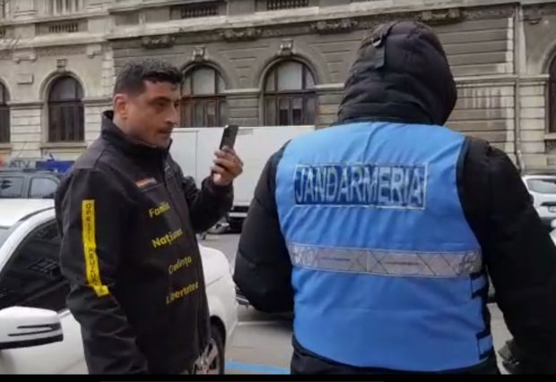 VIDEO. Incident între George Simion și un jandarm. Apoi liderul AUR aleargă după un alt bărbat. LIVE TEXT de la protestul AUR din Piața Universității