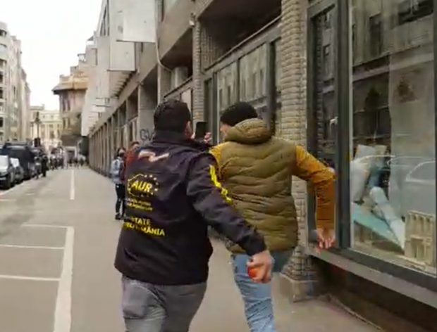VIDEO. Momentul în care George Simion aleargă după un bărbat la Universitate: „Ești jandarm sau nu ești jandarm?”