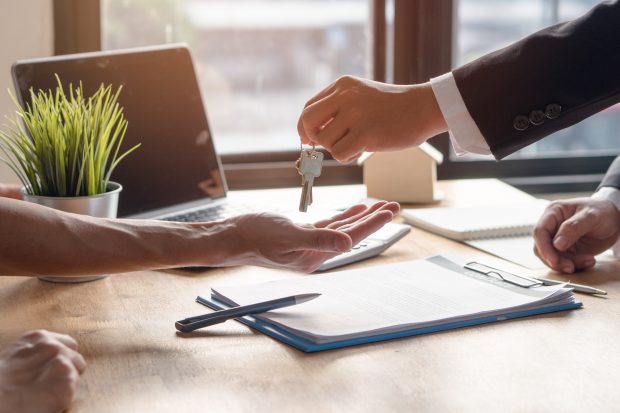 Cât poți să câștigi dacă vrei să lucrezi în imobiliare. 700 de posturi disponibile