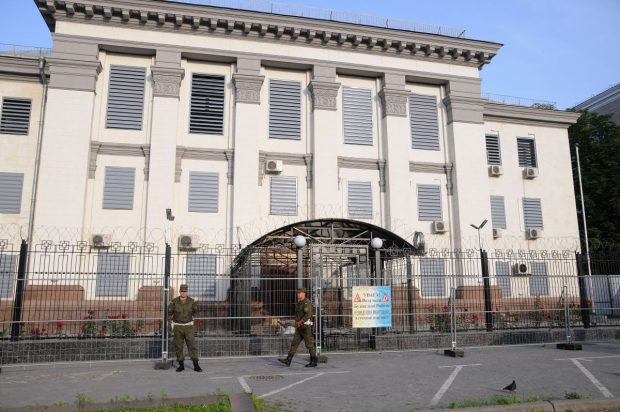 Diplomații ruși au început să părăsească Ucraina. MAE rus susține că e vorba despre o „optimizare” a activității