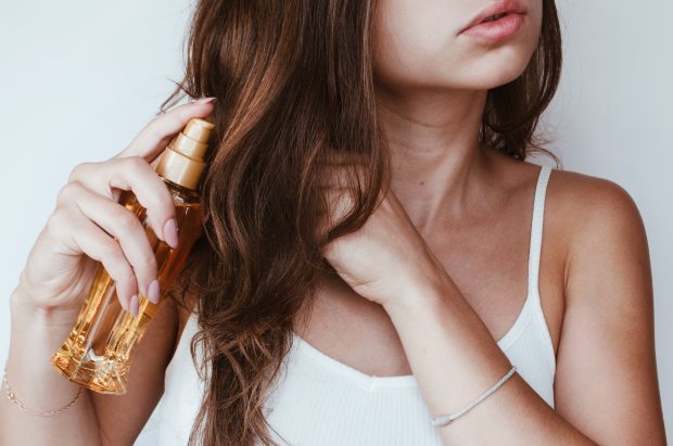 Cum să folosești corect uleiul de păr: 5 reguli simple