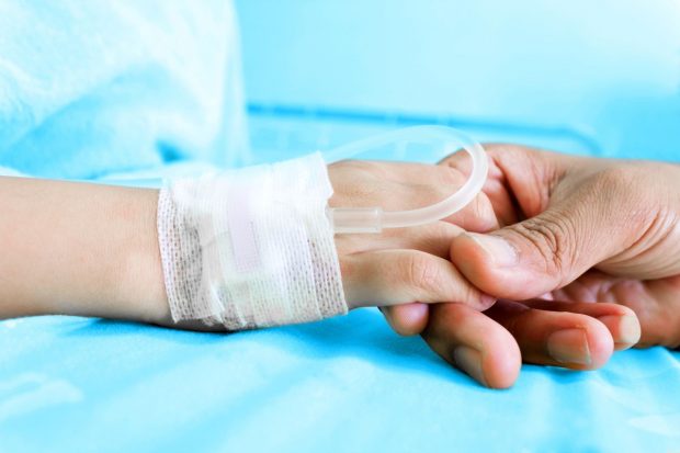 Copilul de 2 ani, bătut până la comă de mamă și de iubitul ei, a intrat în moarte cerebrală