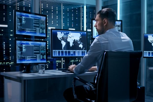 Codul Comunicațiilor, curățat doar pe jumătate. Serviciile secrete vor putea cere date despre site-urile din România și cine le accesează, dacă legea trece de Senat