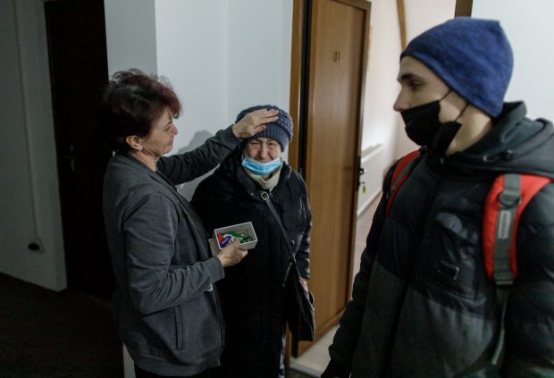 Imaginile solidarității românești: scene în care cei care îi primesc plâng cu bătrânii refugiați în brațe