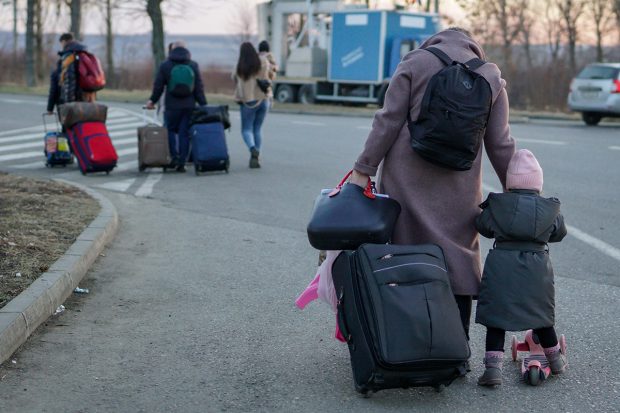 „Scoală-te, a început războiul!” Mărturia unei mame din Ucraina, printre primele care au fugit de bombe prin România