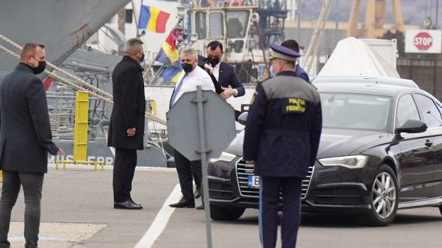 IMAGINEA ZILEI. Ministrul Lucian Bode, ajutat să-și îmbrace sacoul de secretarul de stat Bogdan Despescu